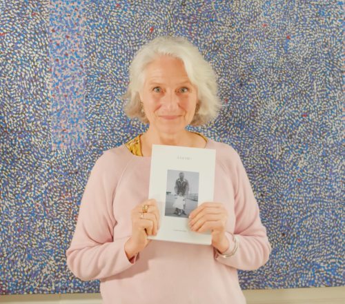 Famille heureuse avec leur livre de mémoires