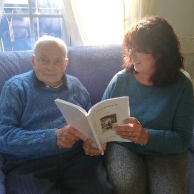 Grand-père lisant sa biographie avec sa fille