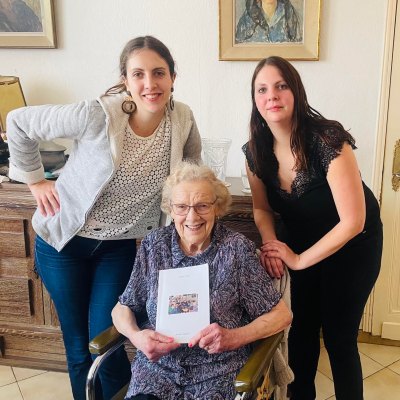 Grand-mère entourée de ses petites-filles avec le livre