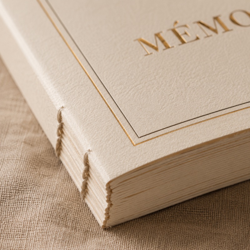 Détail macro de la reliure et de la dorure du livre
