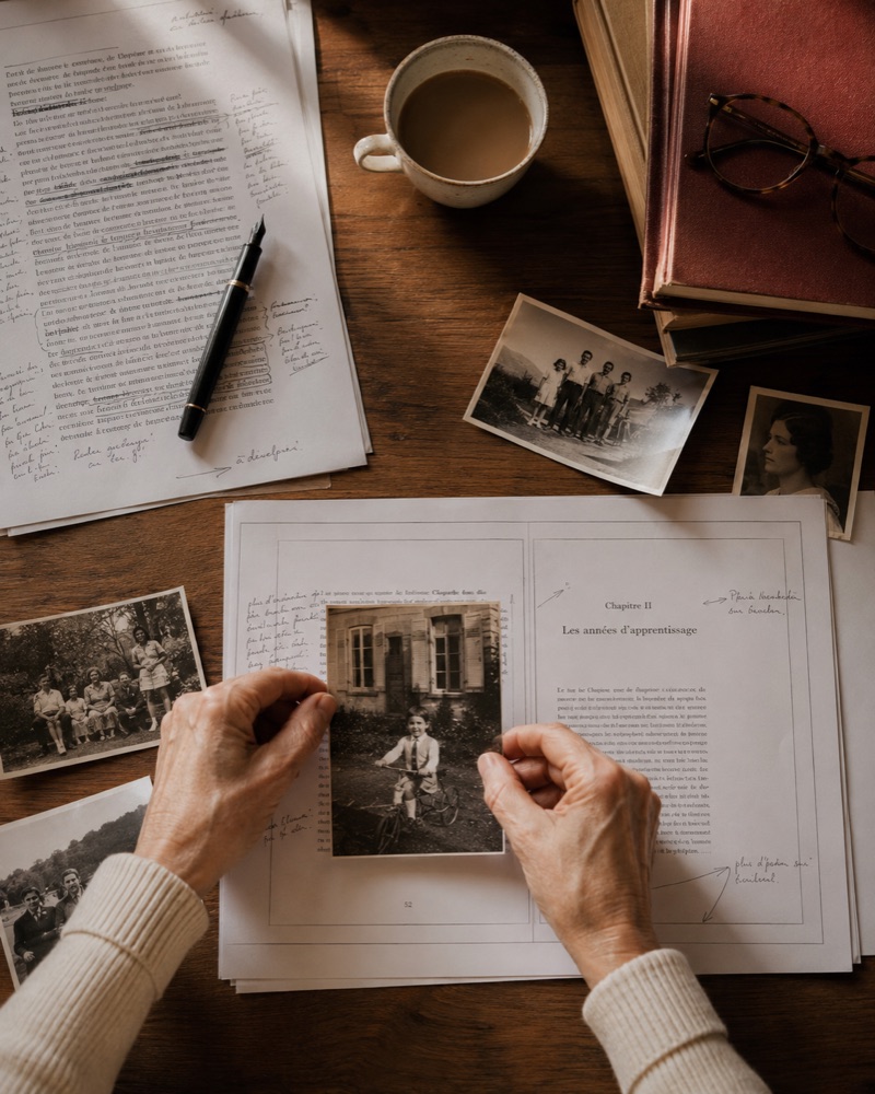 Manuscrit annoté et photos de famille lors de la mise en page